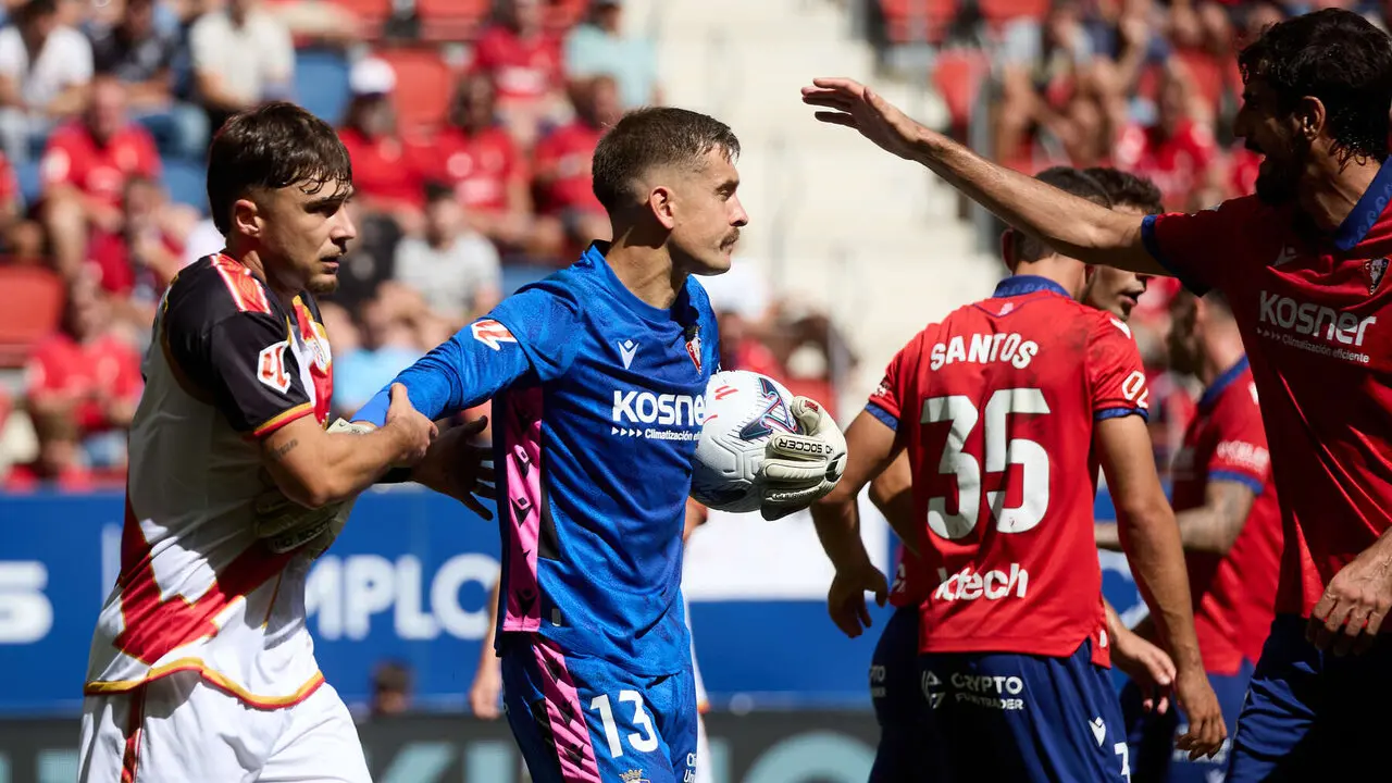 Andrei Ratiu (2. RAY), Aitor Fern&aacute;ndez (13. OSA), Unai Santos (35. OSA) y Alejandro Catena (24. OSA) durante el partido de f&uacute;tbol de LaLiga EA Sports entre CA Osasuna y Rayo Vallecano disputado en el estadio El Sadar de Pamplona I&Ntilde;IGO ALZUGARAY