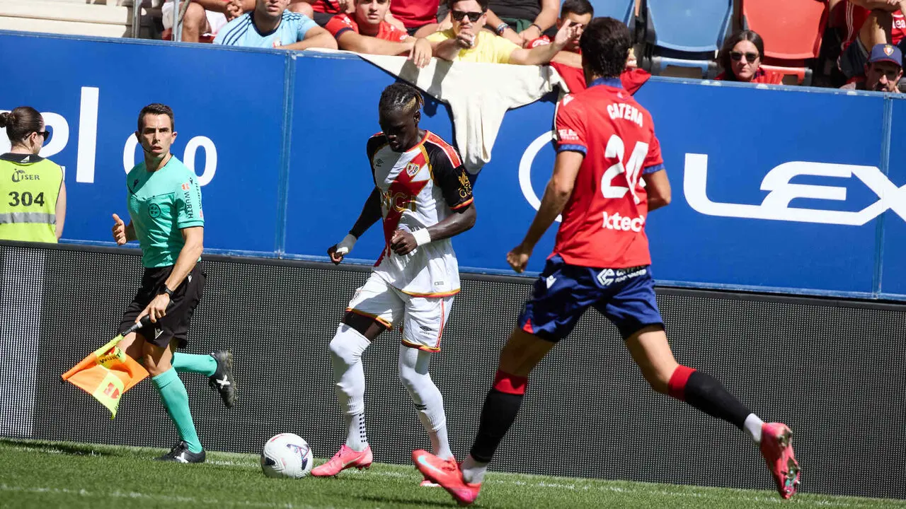 Path&eacute; Ciss (6. RAY) centra el bal&oacute;n ante Alejandro Catena (24. OSA) durante el partido de f&uacute;tbol de LaLiga EA Sports entre CA Osasuna y Rayo Vallecano disputado en el estadio El Sadar de Pamplona En la imagen tambi&eacute;n aparece Roberto Tejero (&Aacute;rbitro Asistente). I&Ntilde;IGO ALZUGARAY