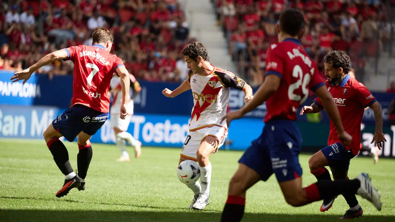 Sergio Camello (10. RAY) regatea a Jon Moncayola (7. OSA), Rub&eacute;n Garc&iacute;a (14. OSA) y Asier Osambela (29. OSA) durante el partido de f&uacute;tbol de LaLiga EA Sports entre CA Osasuna y Rayo Vallecano disputado en el estadio El Sadar de Pamplona I&Ntilde;IGO ALZUGARAY