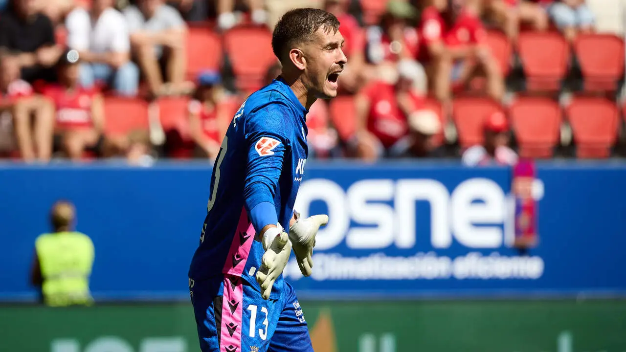 Aitor Fern&aacute;ndez (13. OSA) en acci&oacute;n durante el partido de f&uacute;tbol de LaLiga EA Sports entre CA Osasuna y Rayo Vallecano disputado en el estadio El Sadar de Pamplona I&Ntilde;IGO ALZUGARAY