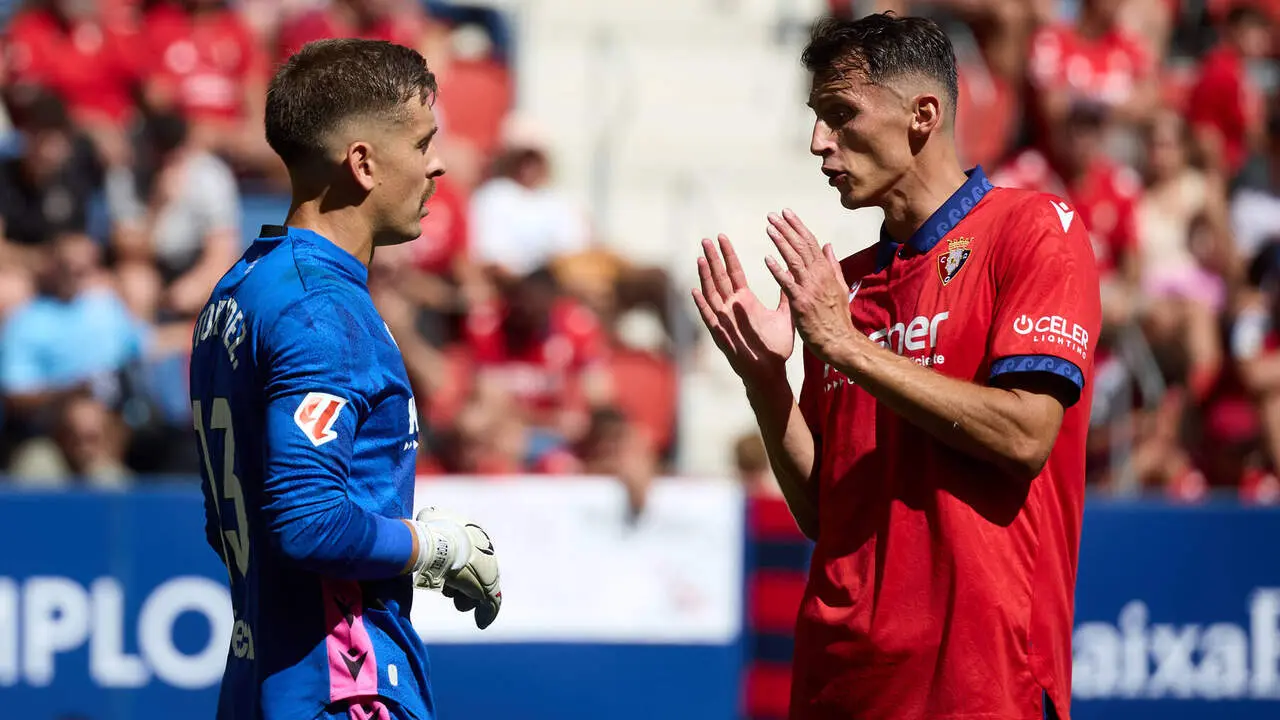 Aitor Fern&aacute;ndez (13. OSA) y Ante Budimir (17. OSA) durante el partido de f&uacute;tbol de LaLiga EA Sports entre CA Osasuna y Rayo Vallecano disputado en el estadio El Sadar de Pamplona I&Ntilde;IGO ALZUGARAY