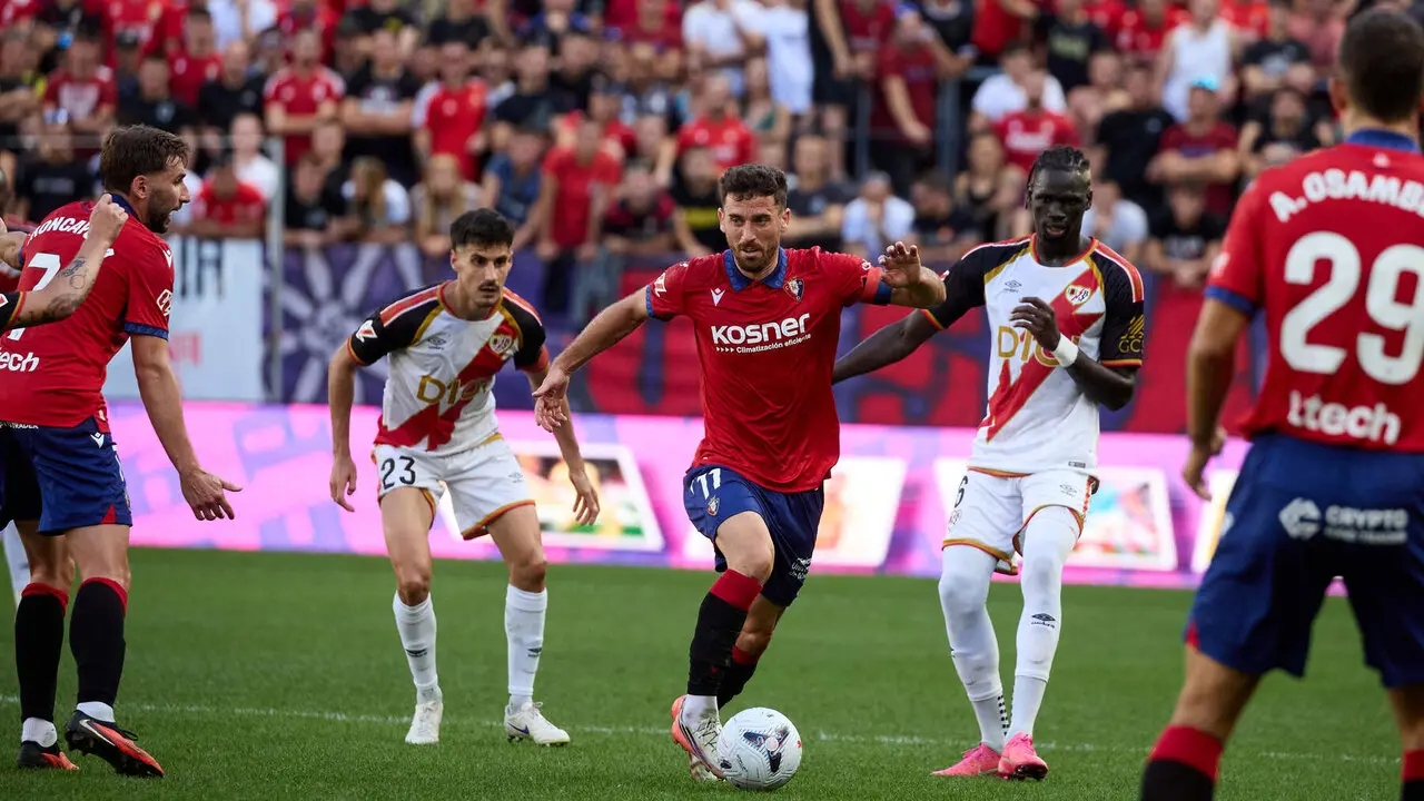 Kike Barja (11. OSA) regatea a &Oacute;scar Valent&iacute;n (23. RAY) y Path&eacute; Ciss (6. RAY) durante el partido de f&uacute;tbol de LaLiga EA Sports entre CA Osasuna y Rayo Vallecano disputado en el estadio El Sadar de Pamplona I&Ntilde;IGO ALZUGARAY