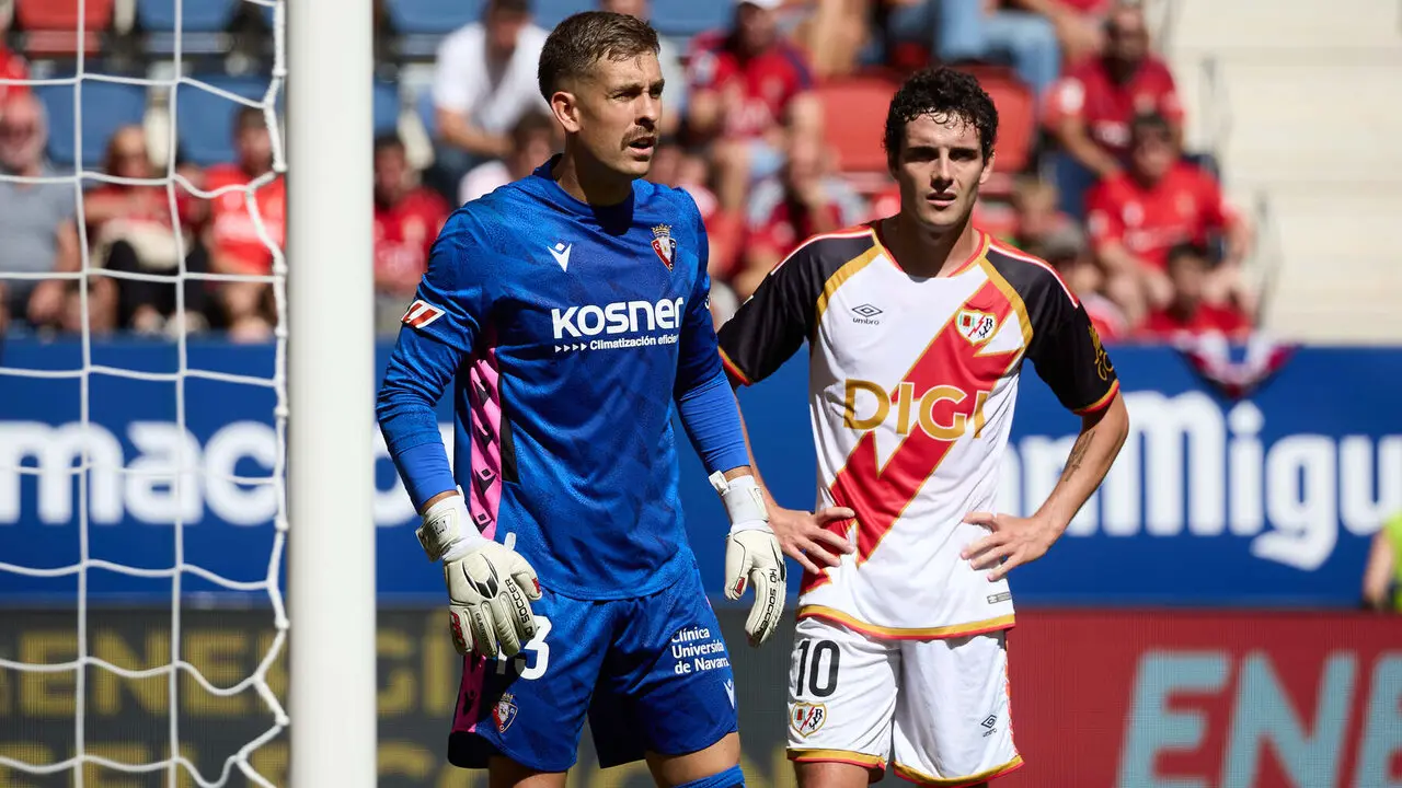 Aitor Fern&aacute;ndez (13. OSA) y Sergio Camello (10. RAY) durante el partido de f&uacute;tbol de LaLiga EA Sports entre CA Osasuna y Rayo Vallecano disputado en el estadio El Sadar de Pamplona I&Ntilde;IGO ALZUGARAY