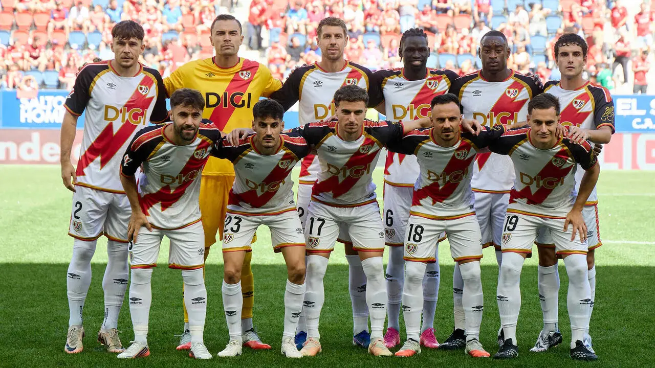 Once inicial de Rayo Vallecano: Andrei Ratiu (2. RAY), Emil Audero (25. RAY), Florian Lejeune (24. RAY), Path&eacute; Ciss (6. RAY), Mujaid Sadick (15. RAY) y Sergio Camello (10. RAY); Unai L&oacute;pez (8. RAY), &Oacute;scar Valent&iacute;n (23. RAY), Adri&agrave; Pedrosa (17. RAY), &Aacute;lvaro Garc&iacute;a (18. RAY) y Jorge de Frutos (19. RAY) durante el partido de f&uacute;tbol de LaLiga EA Sports entre CA Osasuna y Rayo Vallecano disputado en el estadio El Sadar de Pamplona I&Ntilde;IGO ALZUGARAY