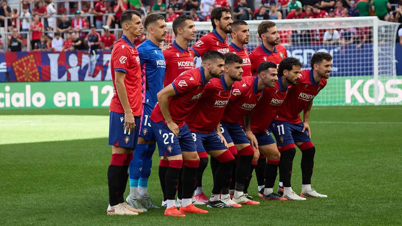 Once inicial de CA Osasuna: Ante Budimir (17. OSA), Aitor Fern&aacute;ndez (13. OSA), Asier Osambela (29. OSA), Alejandro Catena (24. OSA), Unai Santos (35. OSA) y Jon Moncayola (7. OSA); I&ntilde;igo Arguibide (27. OSA), Iker Mu&ntilde;oz (8. OSA), Diego Rico (15. OSA), Rub&eacute;n Garc&iacute;a (14. OSA) y Kike Barja (11. OSA) durante el partido de f&uacute;tbol de LaLiga EA Sports entre CA Osasuna y Rayo Vallecano disputado en el estadio El Sadar de Pamplona I&Ntilde;IGO ALZUGARAY