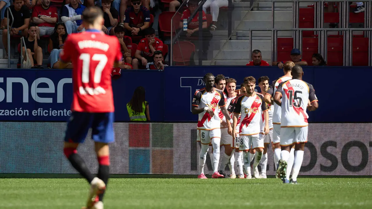 Sergio Camello (10. RAY) celebra su gol (1-1) durante el partido de f&uacute;tbol de LaLiga EA Sports entre CA Osasuna y Rayo Vallecano disputado en el estadio El Sadar de Pamplona I&Ntilde;IGO ALZUGARAY