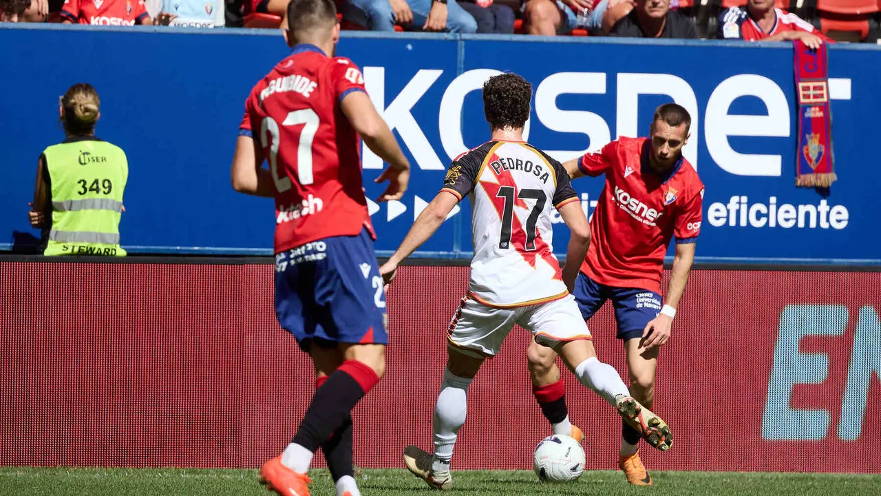 Jonathan Dubasin (21. OSA) (Dcha) regatea a Adri&agrave; Pedrosa (17. RAY) (Izda) durante el partido de f&uacute;tbol de LaLiga EA Sports entre CA Osasuna y Rayo Vallecano disputado en el estadio El Sadar de Pamplona En la imagen tambi&eacute;n aparece I&ntilde;igo Arguibide (27. OSA). I&Ntilde;IGO ALZUGARAY