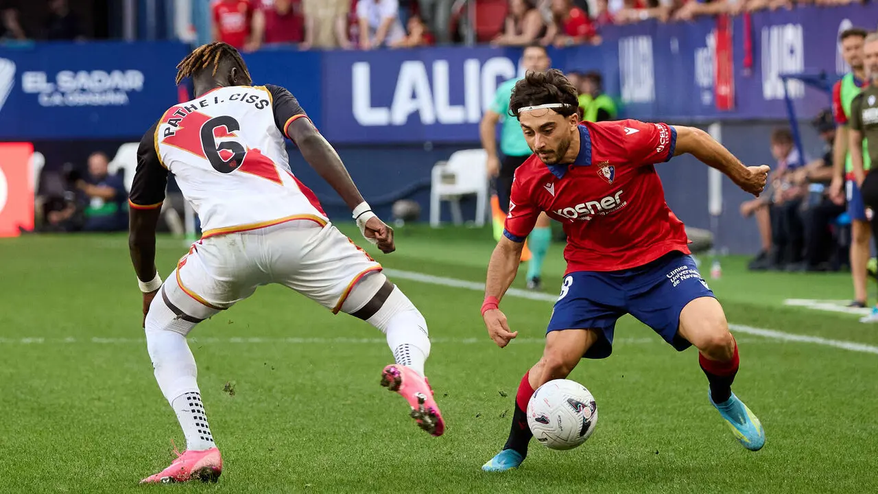 Ra&uacute;l Moro (18. OSA) (Dcha) regatea a Path&eacute; Ciss (6. RAY) (Izda) durante el partido de f&uacute;tbol de LaLiga EA Sports entre CA Osasuna y Rayo Vallecano disputado en el estadio El Sadar de Pamplona I&Ntilde;IGO ALZUGARAY