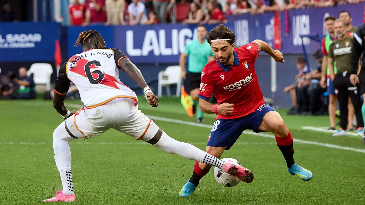 Path&eacute; Ciss (6. RAY) realiza una entrada a Ra&uacute;l Moro (18. OSA) durante el partido de f&uacute;tbol de LaLiga EA Sports entre CA Osasuna y Rayo Vallecano disputado en el estadio El Sadar de Pamplona I&Ntilde;IGO ALZUGARAY