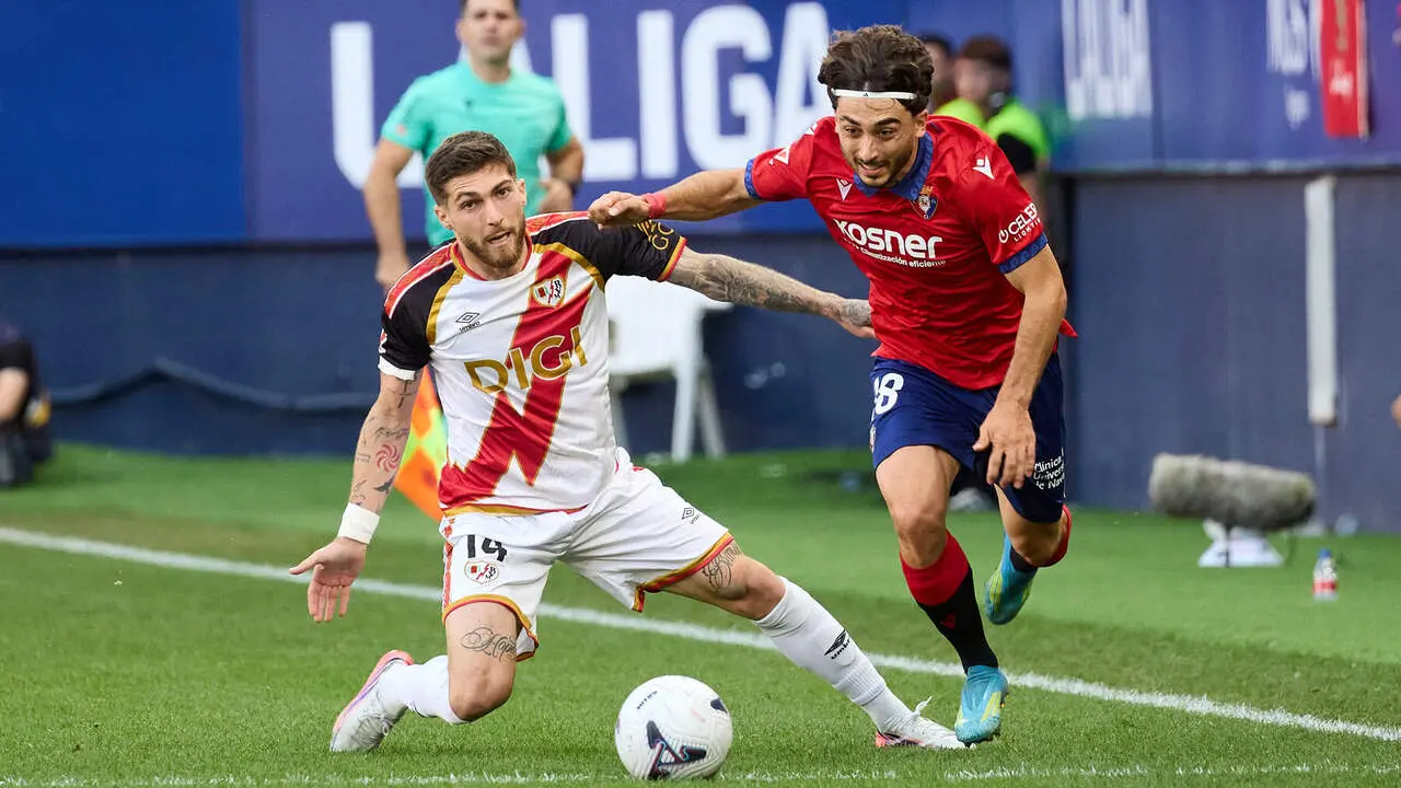 Ra&uacute;l Moro (18. OSA) (Dcha) regatea a Giorgi Tsitaishvili (14. RAY) (Izda) durante el partido de f&uacute;tbol de LaLiga EA Sports entre CA Osasuna y Rayo Vallecano disputado en el estadio El Sadar de Pamplona I&Ntilde;IGO ALZUGARAY
