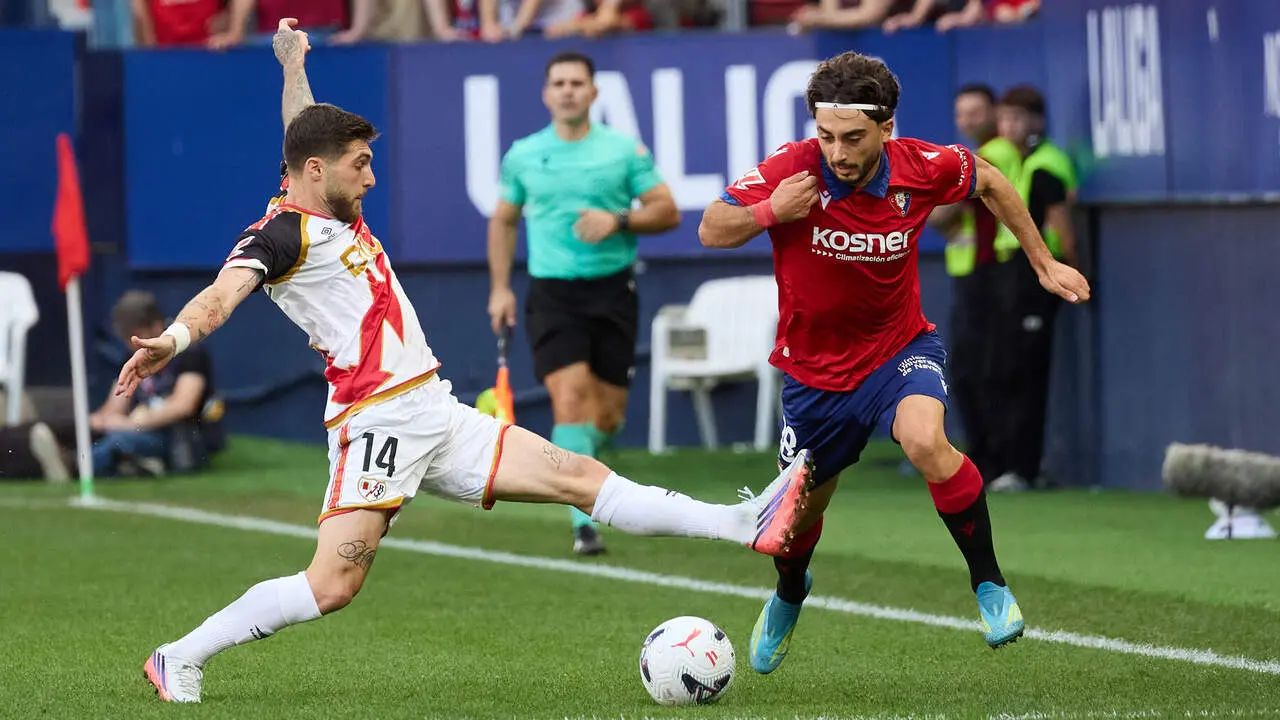 Giorgi Tsitaishvili (14. RAY) realiza una entrada a Ra&uacute;l Moro (18. OSA) durante el partido de f&uacute;tbol de LaLiga EA Sports entre CA Osasuna y Rayo Vallecano disputado en el estadio El Sadar de Pamplona I&Ntilde;IGO ALZUGARAY