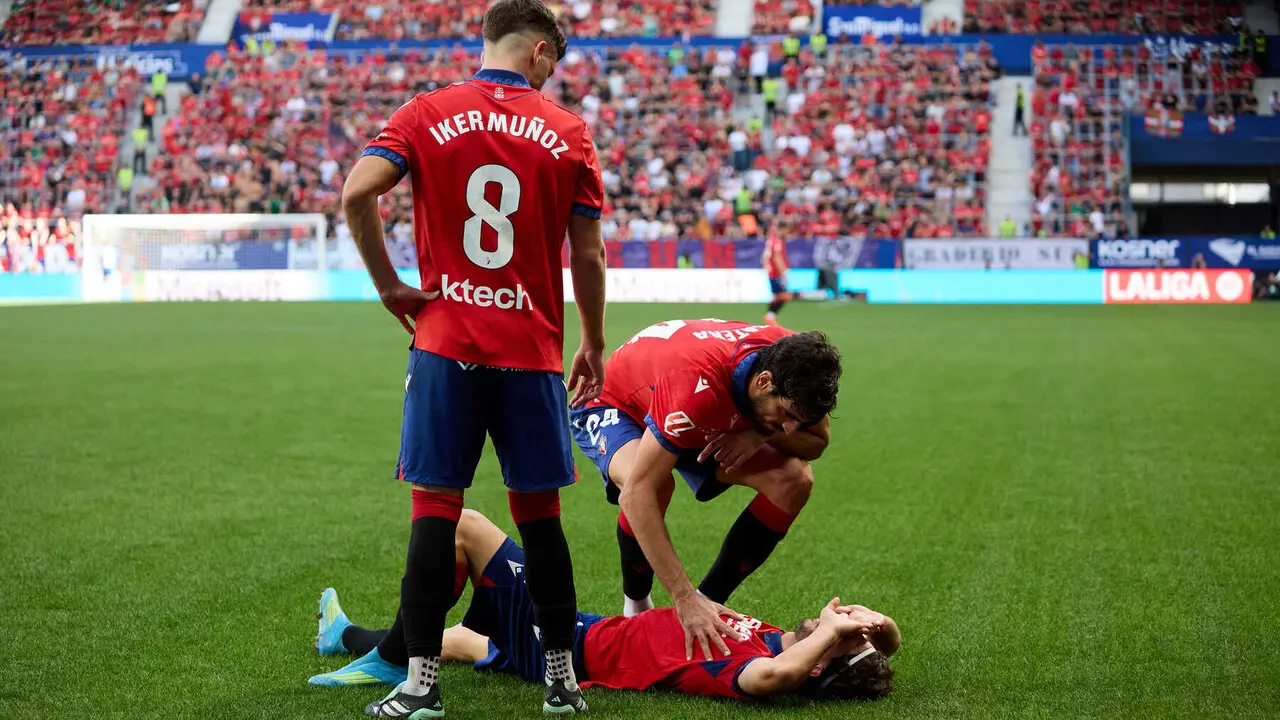 Iker Mu&ntilde;oz (8. OSA), Alejandro Catena (24. OSA) y Ra&uacute;l Moro (18. OSA) durante el partido de f&uacute;tbol de LaLiga EA Sports entre CA Osasuna y Rayo Vallecano disputado en el estadio El Sadar de Pamplona I&Ntilde;IGO ALZUGARAY