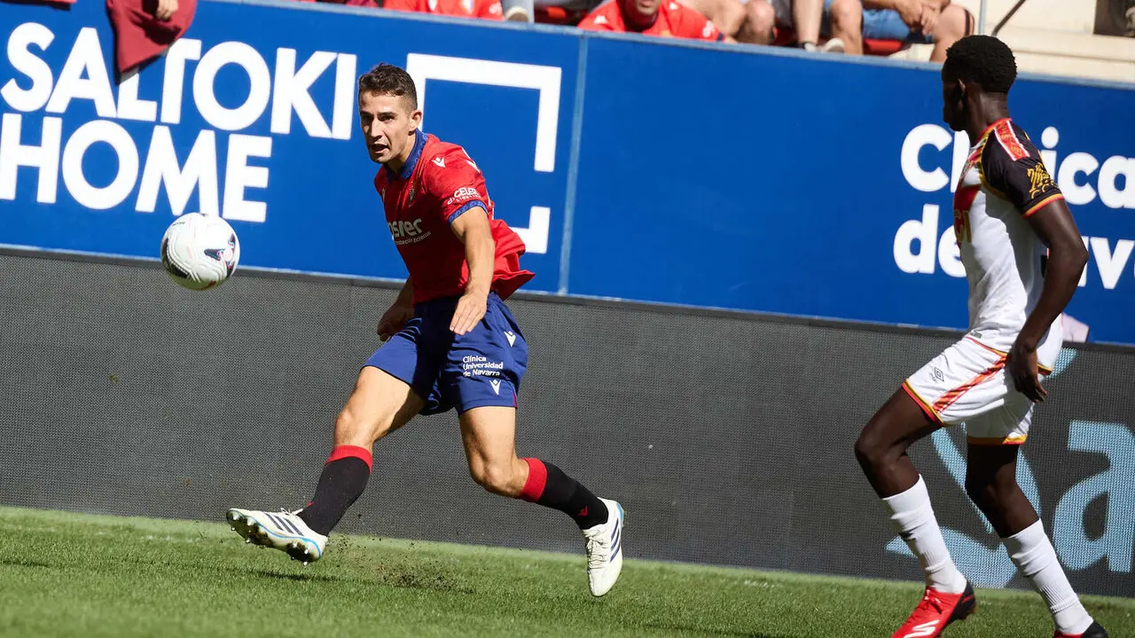 Asier Osambela (29. OSA) centra el bal&oacute;n durante el partido de f&uacute;tbol de LaLiga EA Sports entre CA Osasuna y Rayo Vallecano disputado en el estadio El Sadar de Pamplona I&Ntilde;IGO ALZUGARAY