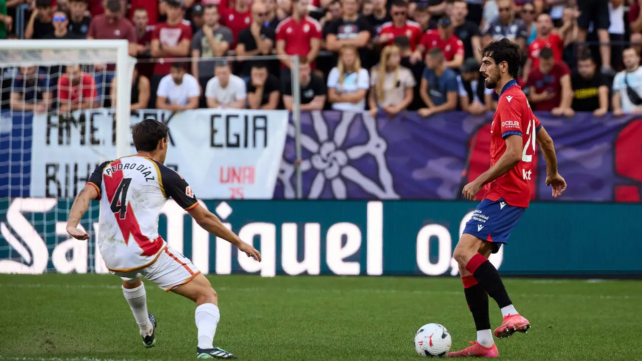 Alejandro Catena (24. OSA) (Dcha) regatea a Pedro D&iacute;az (4. RAY) (Izda) durante el partido de f&uacute;tbol de LaLiga EA Sports entre CA Osasuna y Rayo Vallecano disputado en el estadio El Sadar de Pamplona I&Ntilde;IGO ALZUGARAY