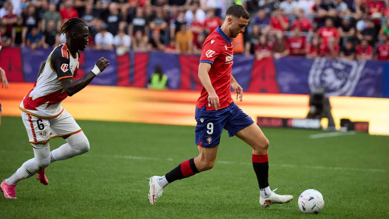 Ra&uacute;l Garc&iacute;a (9. OSA) (Dcha) regatea a Path&eacute; Ciss (6. RAY) (Izda) durante el partido de f&uacute;tbol de LaLiga EA Sports entre CA Osasuna y Rayo Vallecano disputado en el estadio El Sadar de Pamplona I&Ntilde;IGO ALZUGARAY