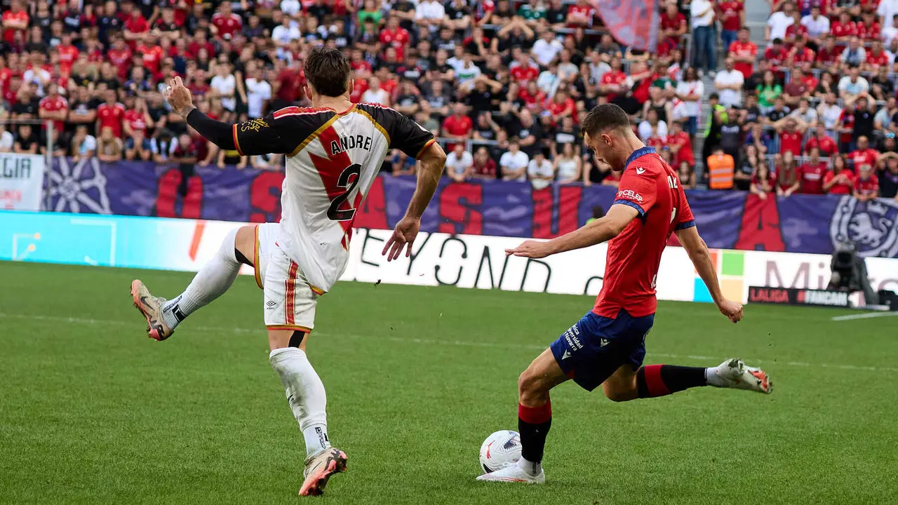 Ra&uacute;l Garc&iacute;a (9. OSA) (Dcha) centra el bal&oacute;n ante Andrei Ratiu (2. RAY) (Izda) durante el partido de f&uacute;tbol de LaLiga EA Sports entre CA Osasuna y Rayo Vallecano disputado en el estadio El Sadar de Pamplona I&Ntilde;IGO ALZUGARAY