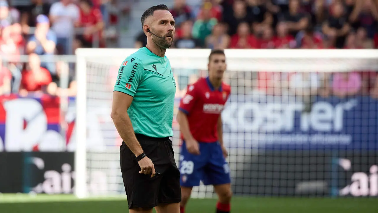 Manuel Jes&uacute;s Orellana (&Aacute;rbitro) durante el partido de f&uacute;tbol de LaLiga EA Sports entre CA Osasuna y Rayo Vallecano disputado en el estadio El Sadar de Pamplona I&Ntilde;IGO ALZUGARAY