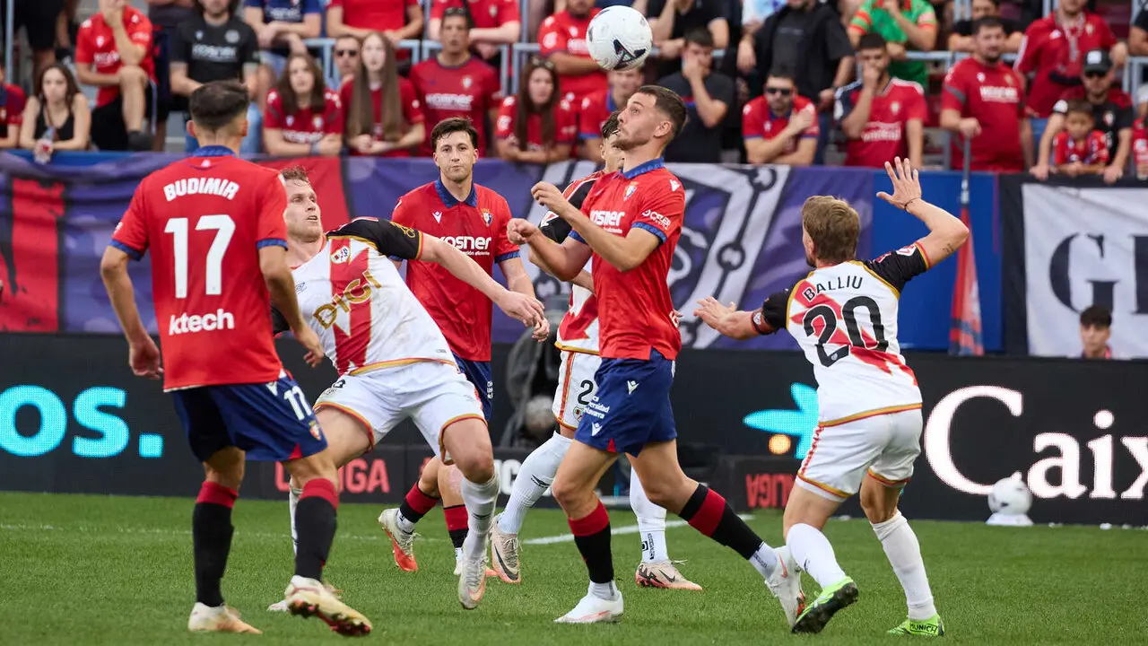 Ra&uacute;l Garc&iacute;a (9. OSA) en acci&oacute;n durante el partido de f&uacute;tbol de LaLiga EA Sports entre CA Osasuna y Rayo Vallecano disputado en el estadio El Sadar de Pamplona En la imagen tambi&eacute;n aparecen Ante Budimir (17. OSA), Florian Lejeune (24. RAY), Abel Bretones (23. OSA), &Oacute;scar Valent&iacute;n (23. RAY) y Iv&aacute;n Balliu (20. RAY). I&Ntilde;IGO ALZUGARAY