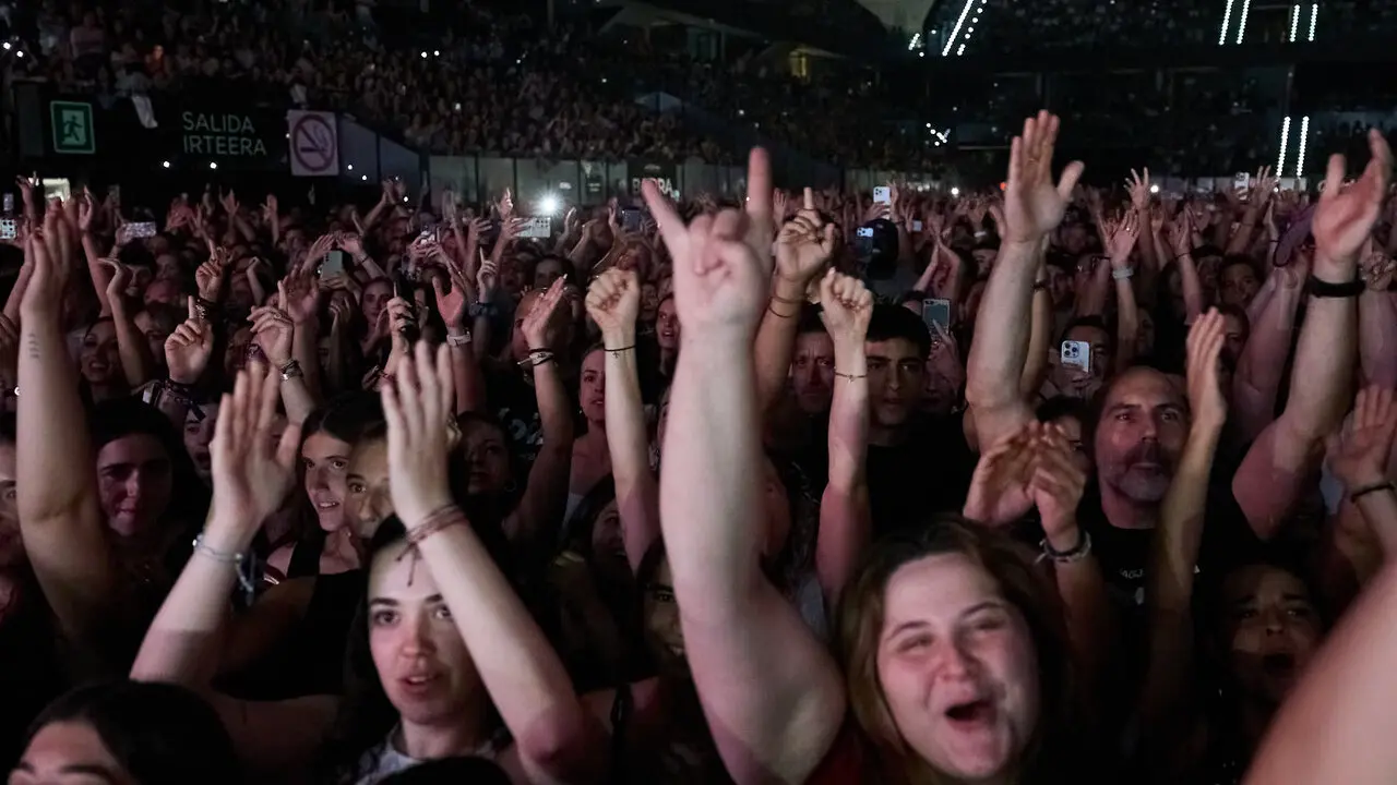 El vicepresidente primero y consejero de Presidencia e Igualdad, Javier Rem&iacute;rez, participa en la cadena humana organizada en la III Fiesta del Voluntariado de Navarra. I&Ntilde;IGO ALZUGARAY / GOBIERNO DE NAVARRA