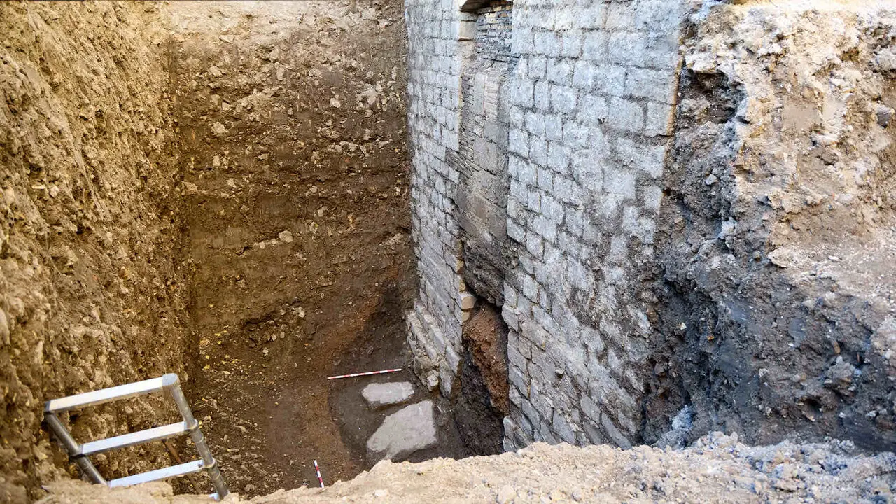 Visita a las excavaciones arqueol&oacute;gicas que se est&aacute;n llevando a cabo en la ronda del Obispo Barbaz&aacute;n, junto a la torre Barbazana. I&Ntilde;IGO ALZUGARAY