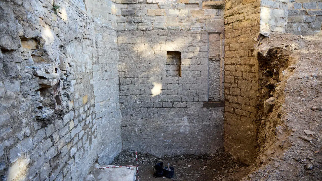 Visita a las excavaciones arqueol&oacute;gicas que se est&aacute;n llevando a cabo en la ronda del Obispo Barbaz&aacute;n, junto a la torre Barbazana. I&Ntilde;IGO ALZUGARAY