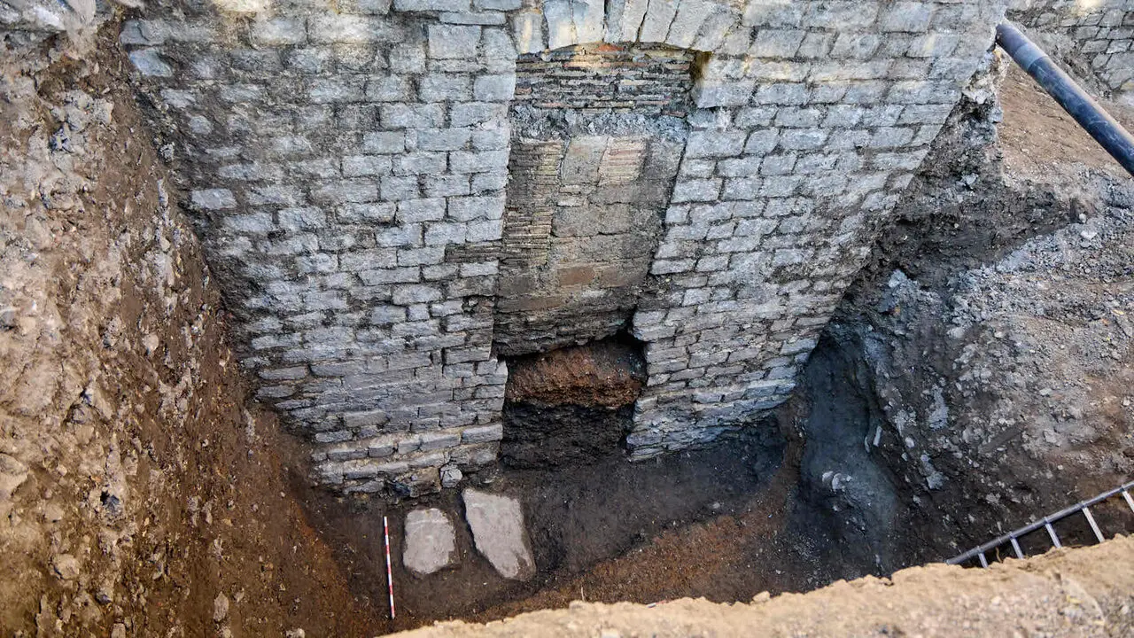 Visita a las excavaciones arqueol&oacute;gicas que se est&aacute;n llevando a cabo en la ronda del Obispo Barbaz&aacute;n, junto a la torre Barbazana. I&Ntilde;IGO ALZUGARAY