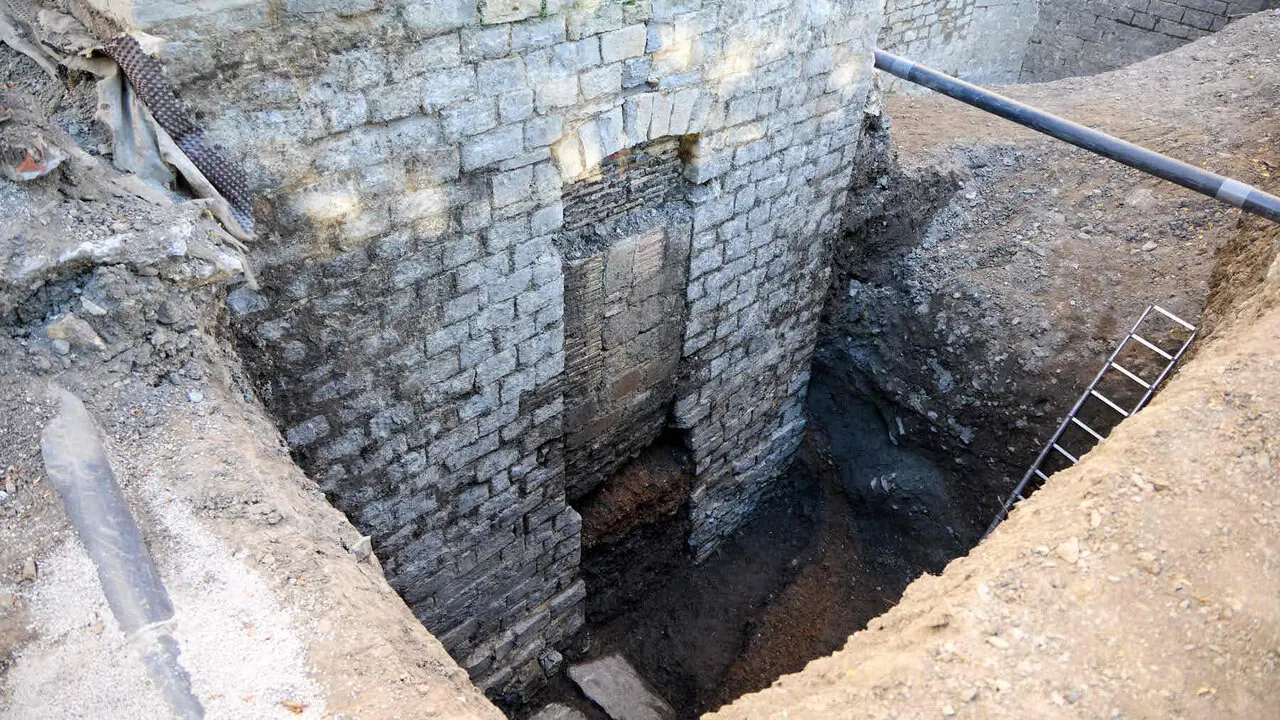 Visita a las excavaciones arqueol&oacute;gicas que se est&aacute;n llevando a cabo en la ronda del Obispo Barbaz&aacute;n, junto a la torre Barbazana. I&Ntilde;IGO ALZUGARAY