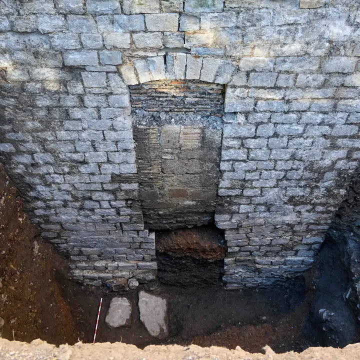 Visita a las excavaciones arqueol&oacute;gicas que se est&aacute;n llevando a cabo en la ronda del Obispo Barbaz&aacute;n, junto a la torre Barbazana. I&Ntilde;IGO ALZUGARAY