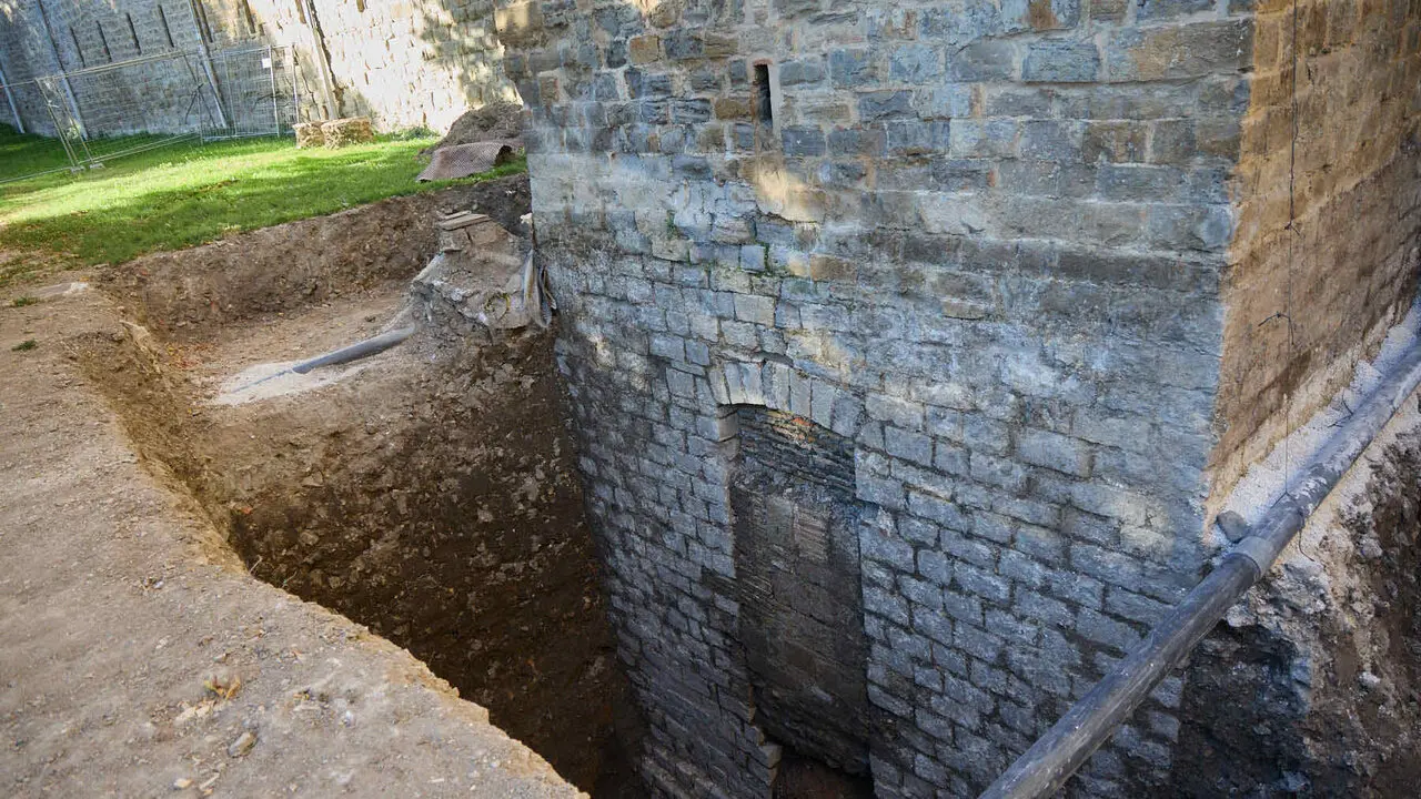 Visita a las excavaciones arqueol&oacute;gicas que se est&aacute;n llevando a cabo en la ronda del Obispo Barbaz&aacute;n, junto a la torre Barbazana. I&Ntilde;IGO ALZUGARAY