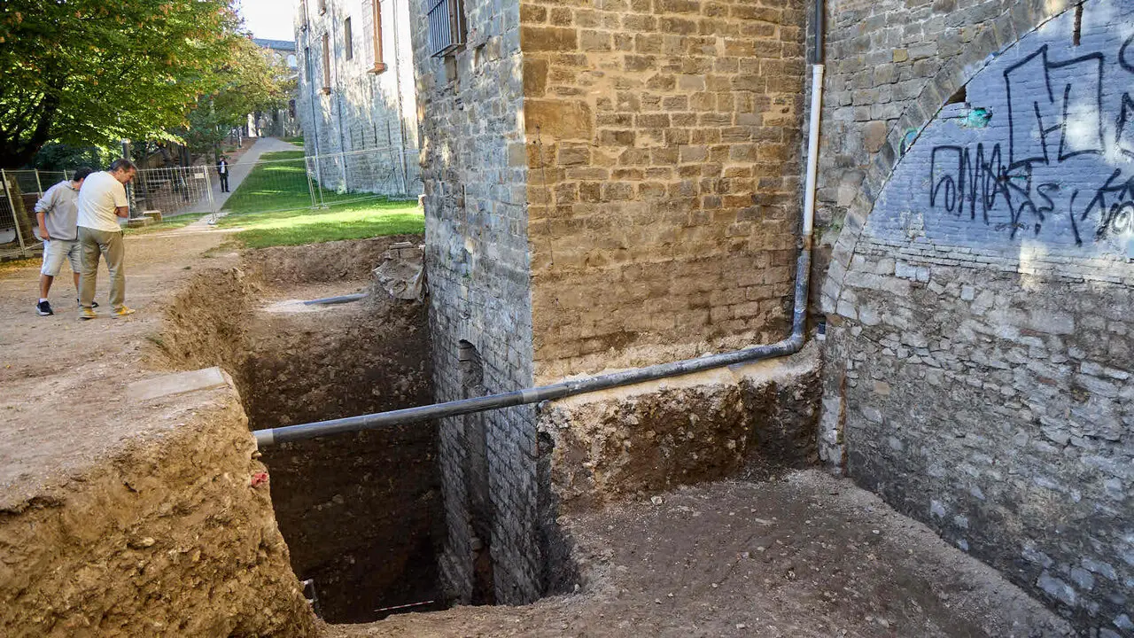 Visita a las excavaciones arqueol&oacute;gicas que se est&aacute;n llevando a cabo en la ronda del Obispo Barbaz&aacute;n, junto a la torre Barbazana. I&Ntilde;IGO ALZUGARAY
