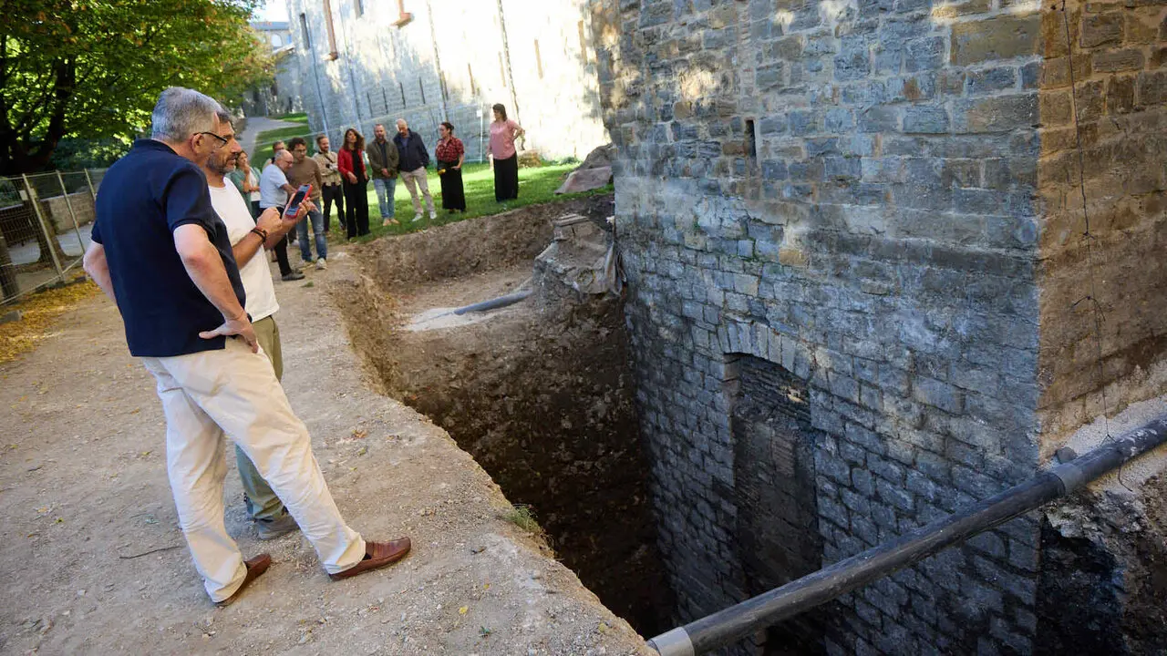 Visita a las excavaciones arqueol&oacute;gicas que se est&aacute;n llevando a cabo en la ronda del Obispo Barbaz&aacute;n, junto a la torre Barbazana. I&Ntilde;IGO ALZUGARAY