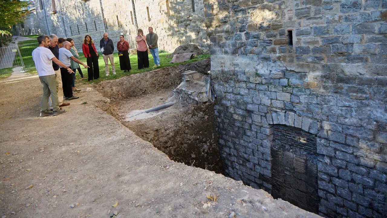 Visita a las excavaciones arqueol&oacute;gicas que se est&aacute;n llevando a cabo en la ronda del Obispo Barbaz&aacute;n, junto a la torre Barbazana. I&Ntilde;IGO ALZUGARAY