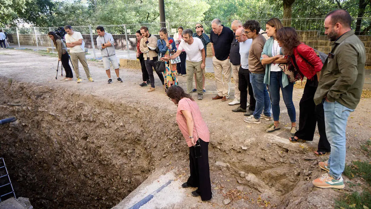 Visita a las excavaciones arqueol&oacute;gicas que se est&aacute;n llevando a cabo en la ronda del Obispo Barbaz&aacute;n, junto a la torre Barbazana. I&Ntilde;IGO ALZUGARAY
