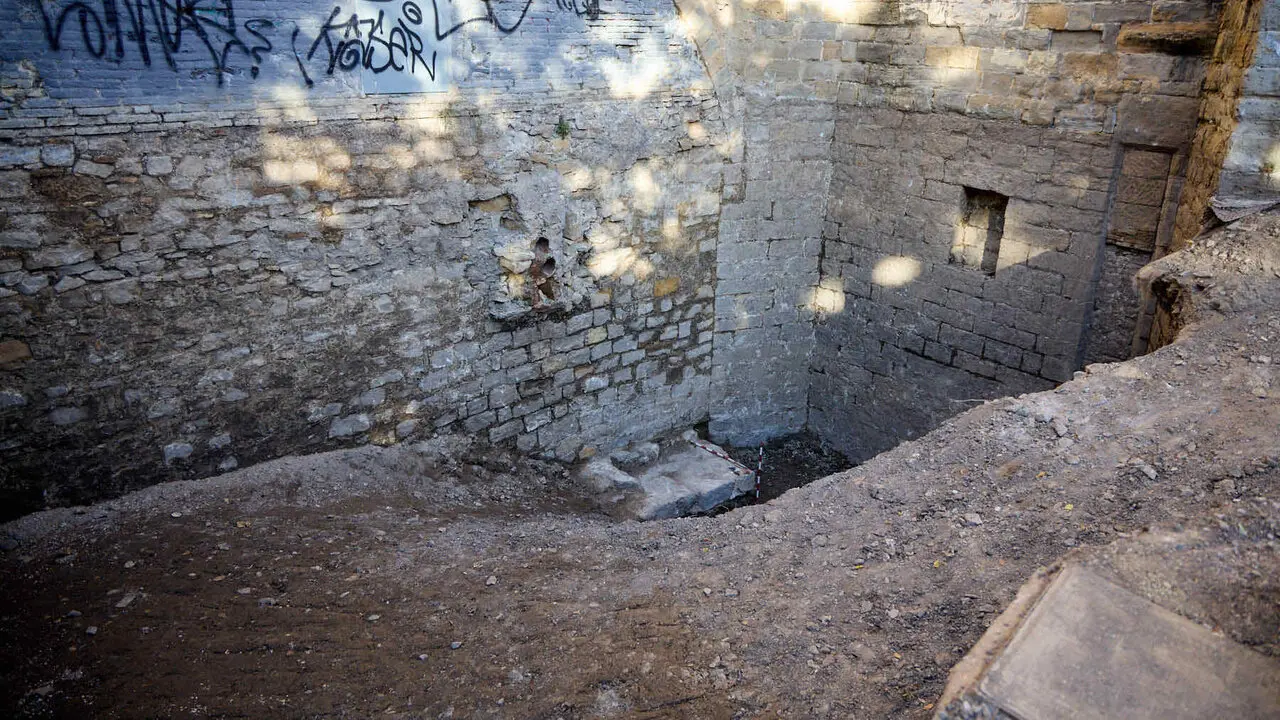 Visita a las excavaciones arqueol&oacute;gicas que se est&aacute;n llevando a cabo en la ronda del Obispo Barbaz&aacute;n, junto a la torre Barbazana. I&Ntilde;IGO ALZUGARAY