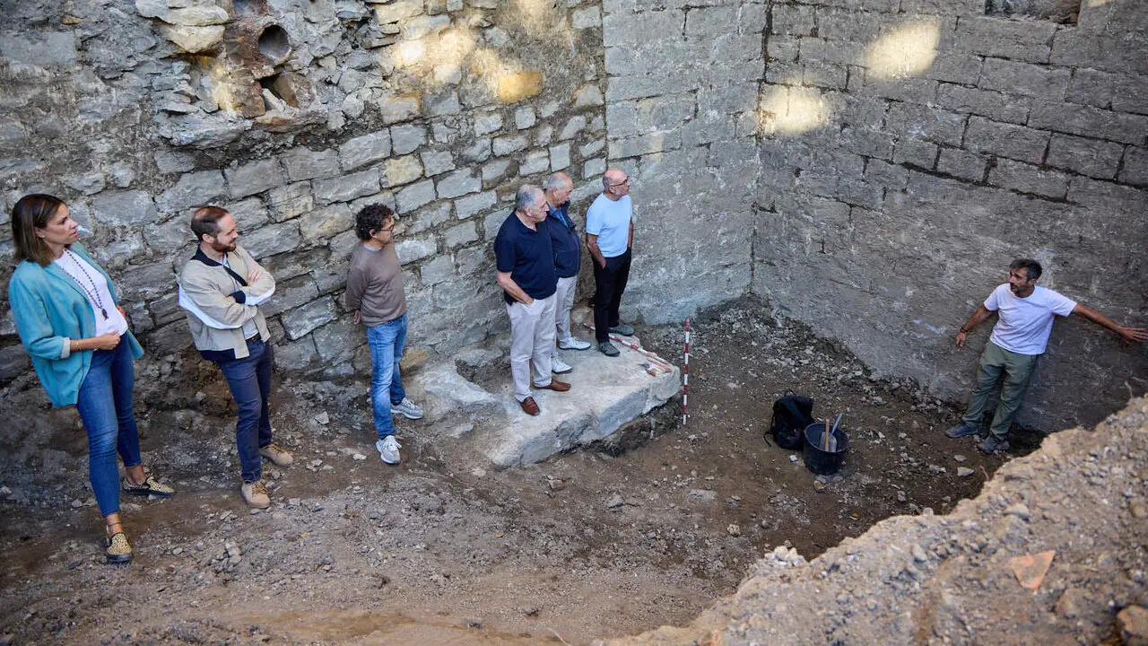 Visita a las excavaciones arqueol&oacute;gicas que se est&aacute;n llevando a cabo en la ronda del Obispo Barbaz&aacute;n, junto a la torre Barbazana. I&Ntilde;IGO ALZUGARAY