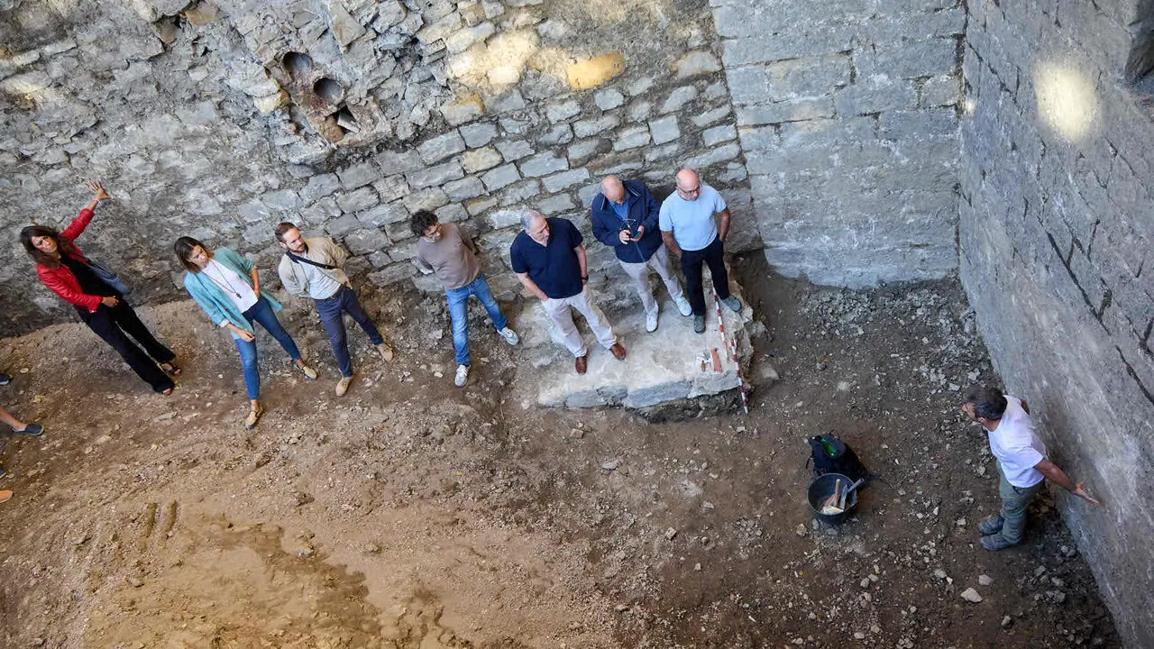 Visita a las excavaciones arqueol&oacute;gicas que se est&aacute;n llevando a cabo en la ronda del Obispo Barbaz&aacute;n, junto a la torre Barbazana. I&Ntilde;IGO ALZUGARAY