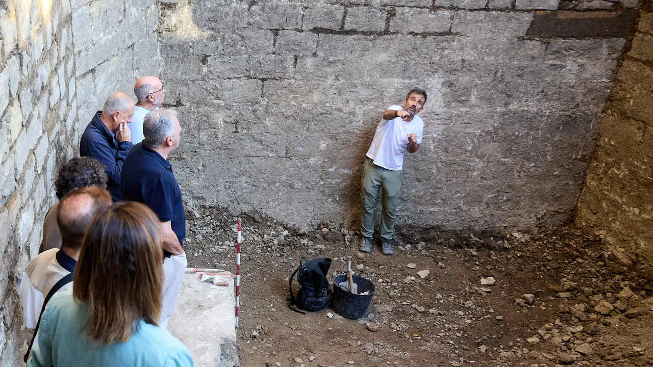 Visita a las excavaciones arqueol&oacute;gicas que se est&aacute;n llevando a cabo en la ronda del Obispo Barbaz&aacute;n, junto a la torre Barbazana. I&Ntilde;IGO ALZUGARAY