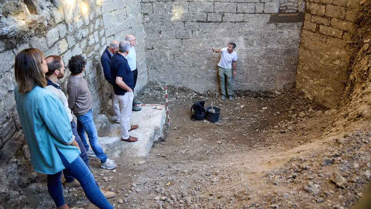 Visita a las excavaciones arqueol&oacute;gicas que se est&aacute;n llevando a cabo en la ronda del Obispo Barbaz&aacute;n, junto a la torre Barbazana. I&Ntilde;IGO ALZUGARAY