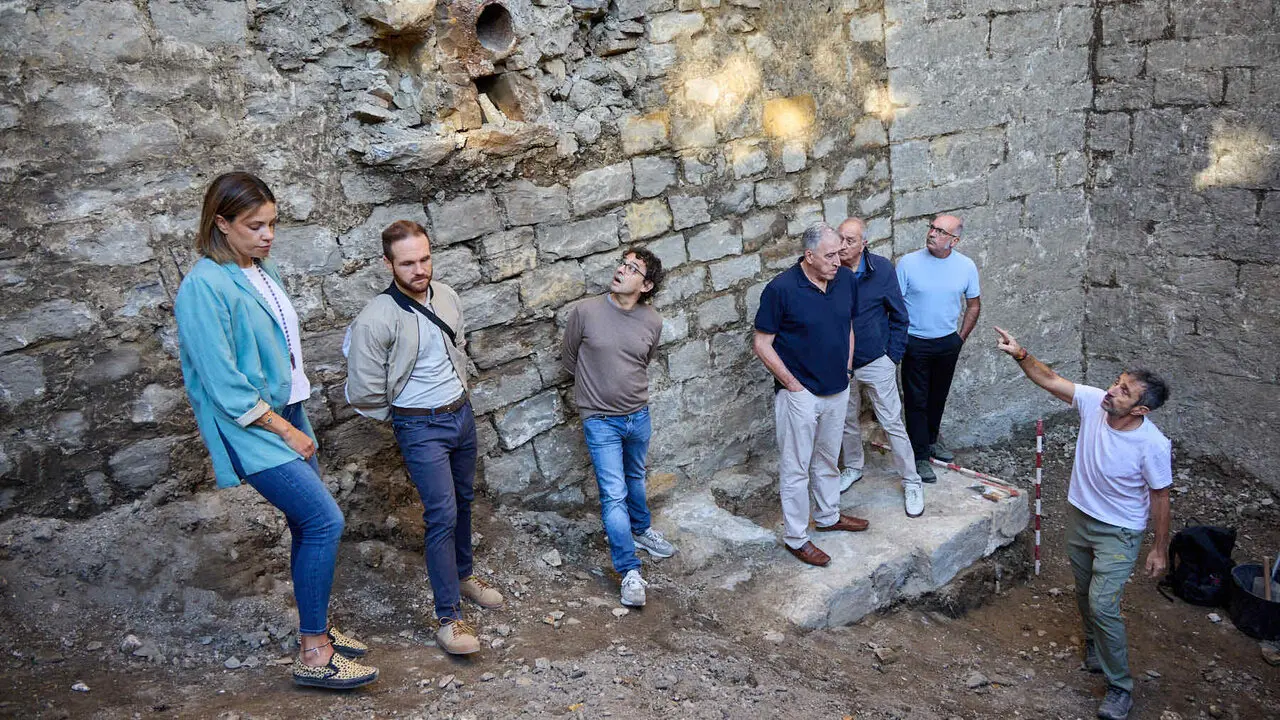 Visita a las excavaciones arqueol&oacute;gicas que se est&aacute;n llevando a cabo en la ronda del Obispo Barbaz&aacute;n, junto a la torre Barbazana. I&Ntilde;IGO ALZUGARAY