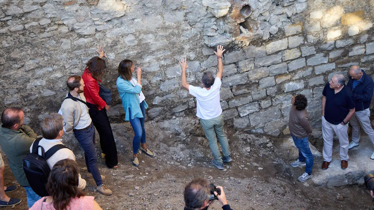 Visita a las excavaciones arqueol&oacute;gicas que se est&aacute;n llevando a cabo en la ronda del Obispo Barbaz&aacute;n, junto a la torre Barbazana. I&Ntilde;IGO ALZUGARAY