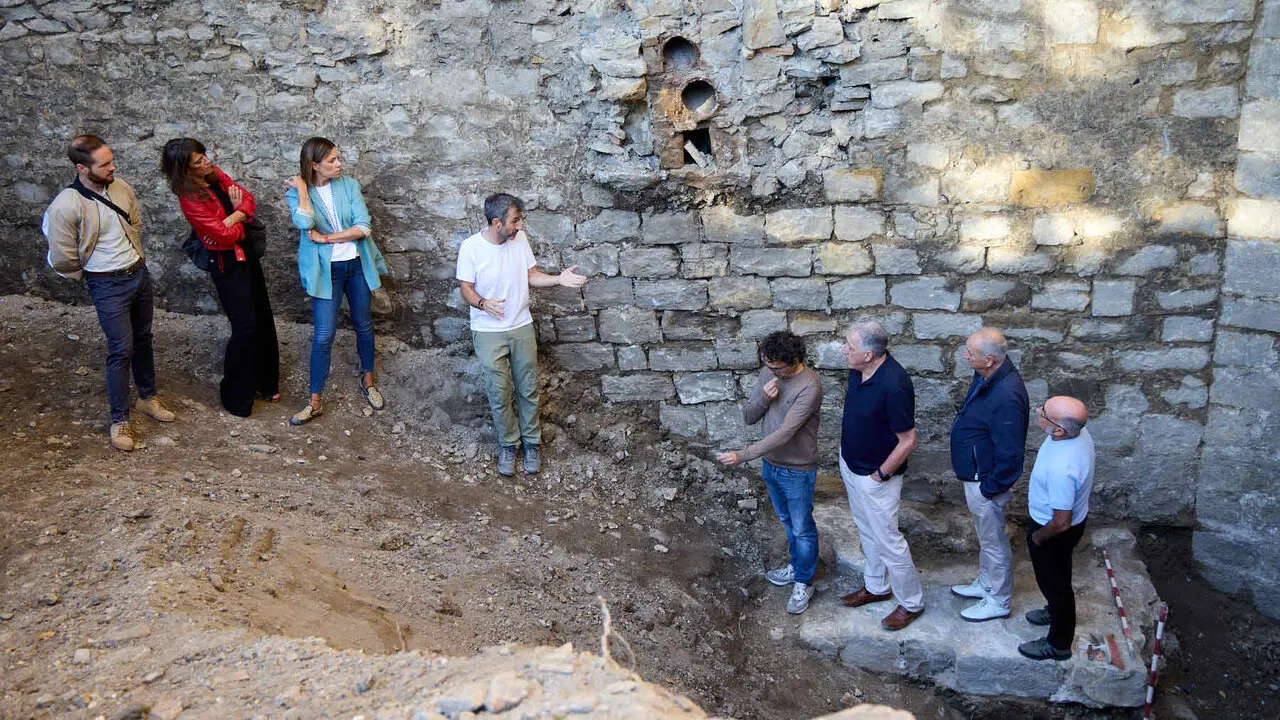 Visita a las excavaciones arqueol&oacute;gicas que se est&aacute;n llevando a cabo en la ronda del Obispo Barbaz&aacute;n, junto a la torre Barbazana. I&Ntilde;IGO ALZUGARAY