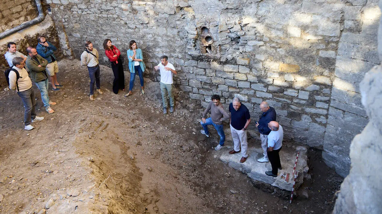 Visita a las excavaciones arqueol&oacute;gicas que se est&aacute;n llevando a cabo en la ronda del Obispo Barbaz&aacute;n, junto a la torre Barbazana. I&Ntilde;IGO ALZUGARAY