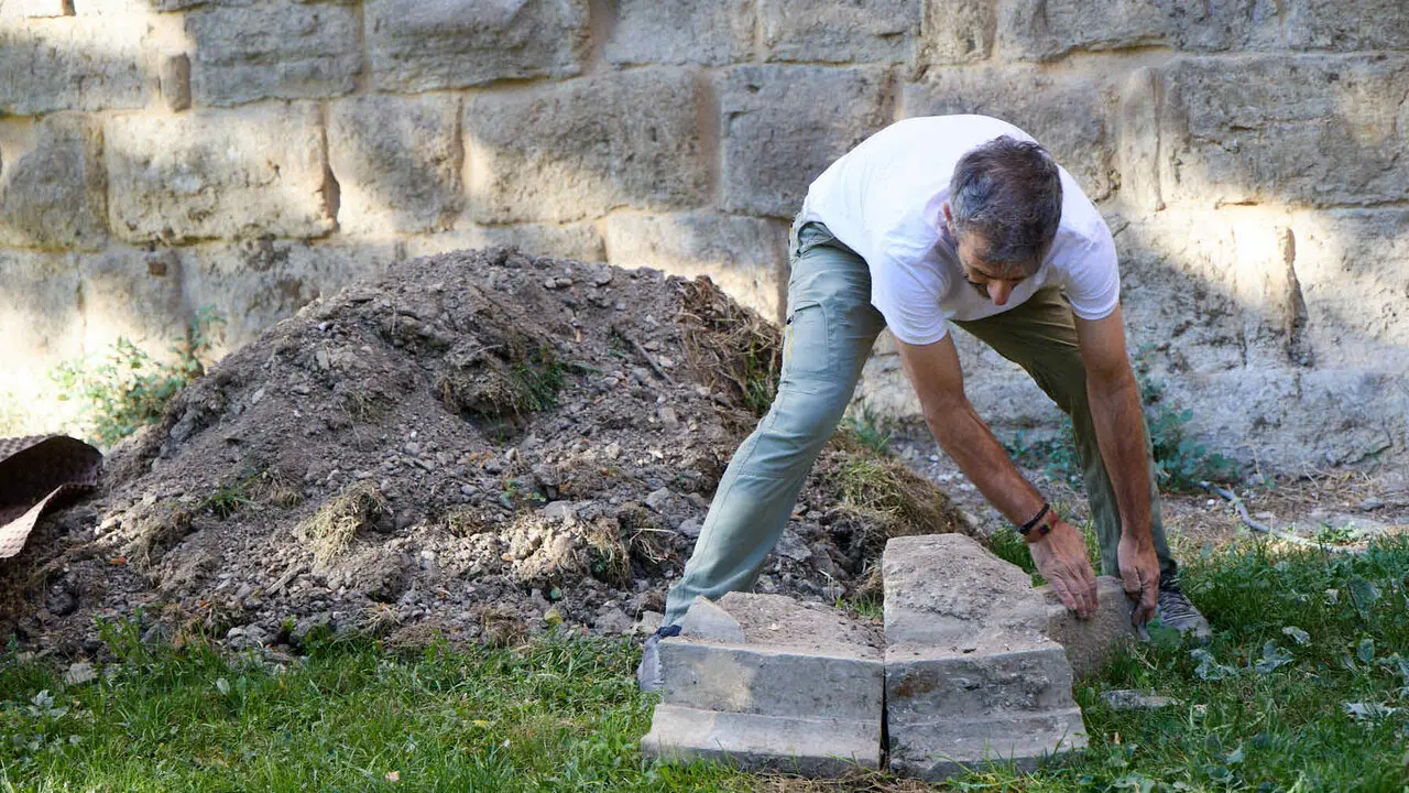 Visita a las excavaciones arqueol&oacute;gicas que se est&aacute;n llevando a cabo en la ronda del Obispo Barbaz&aacute;n, junto a la torre Barbazana. I&Ntilde;IGO ALZUGARAY