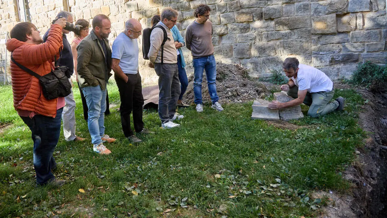 Visita a las excavaciones arqueol&oacute;gicas que se est&aacute;n llevando a cabo en la ronda del Obispo Barbaz&aacute;n, junto a la torre Barbazana. I&Ntilde;IGO ALZUGARAY