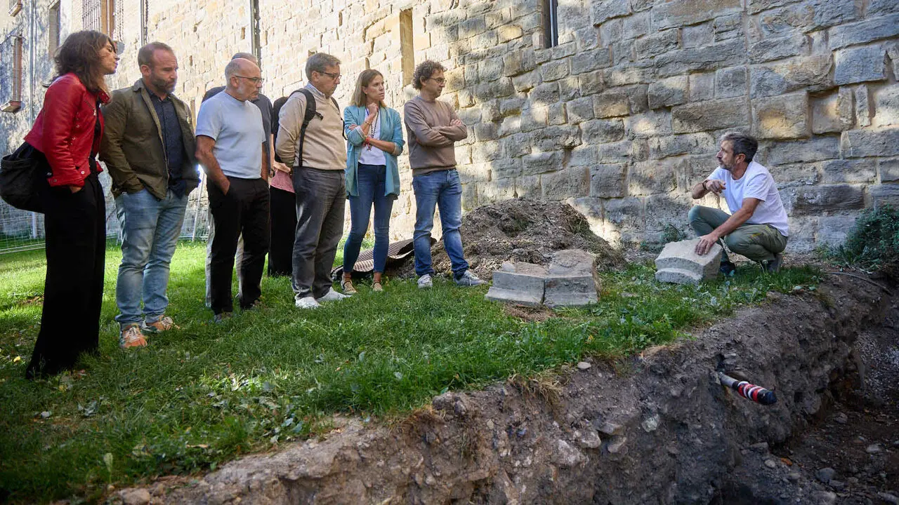Visita a las excavaciones arqueol&oacute;gicas que se est&aacute;n llevando a cabo en la ronda del Obispo Barbaz&aacute;n, junto a la torre Barbazana. I&Ntilde;IGO ALZUGARAY