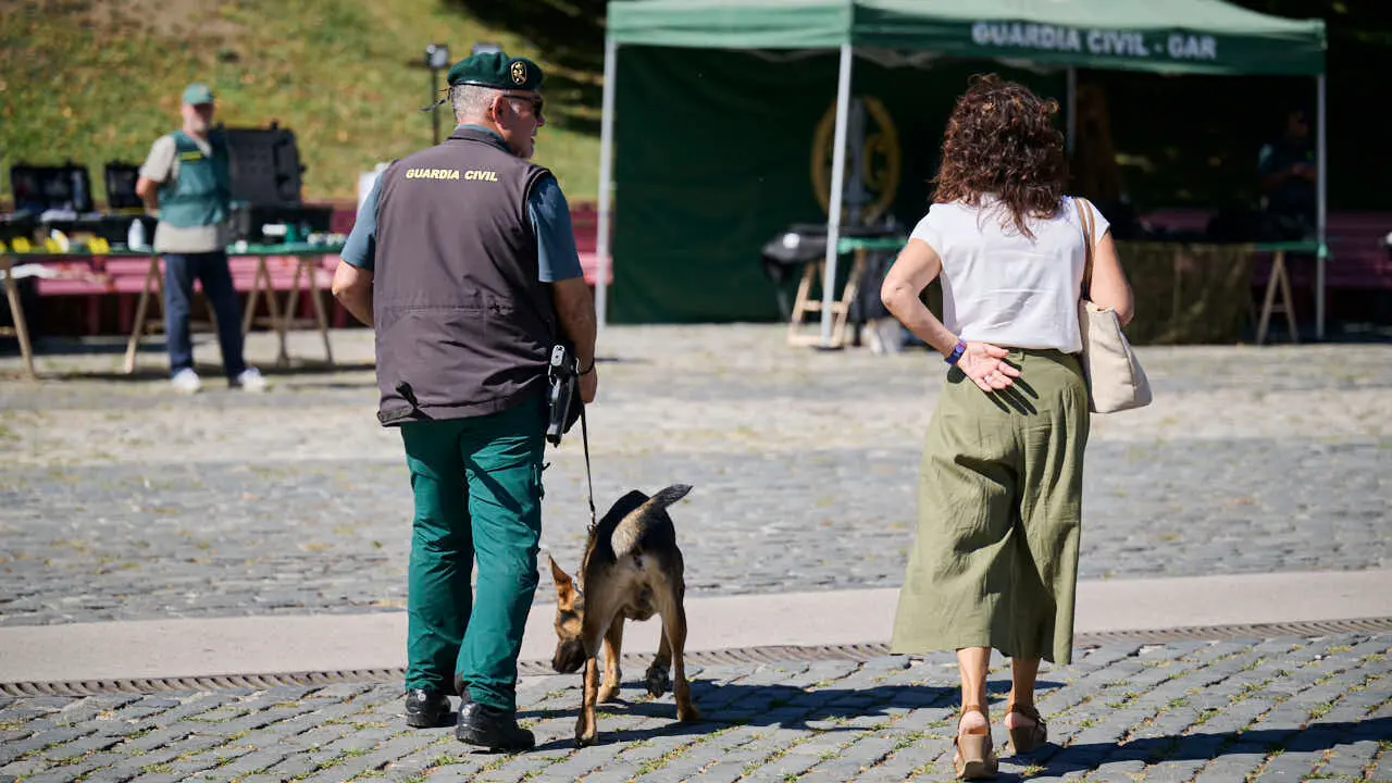 La Guardia Civil de Navarra realiza una exposici&oacute;n de medios con motivo de la festividad de la Virgen del Pilar. PABLO LASAOSA