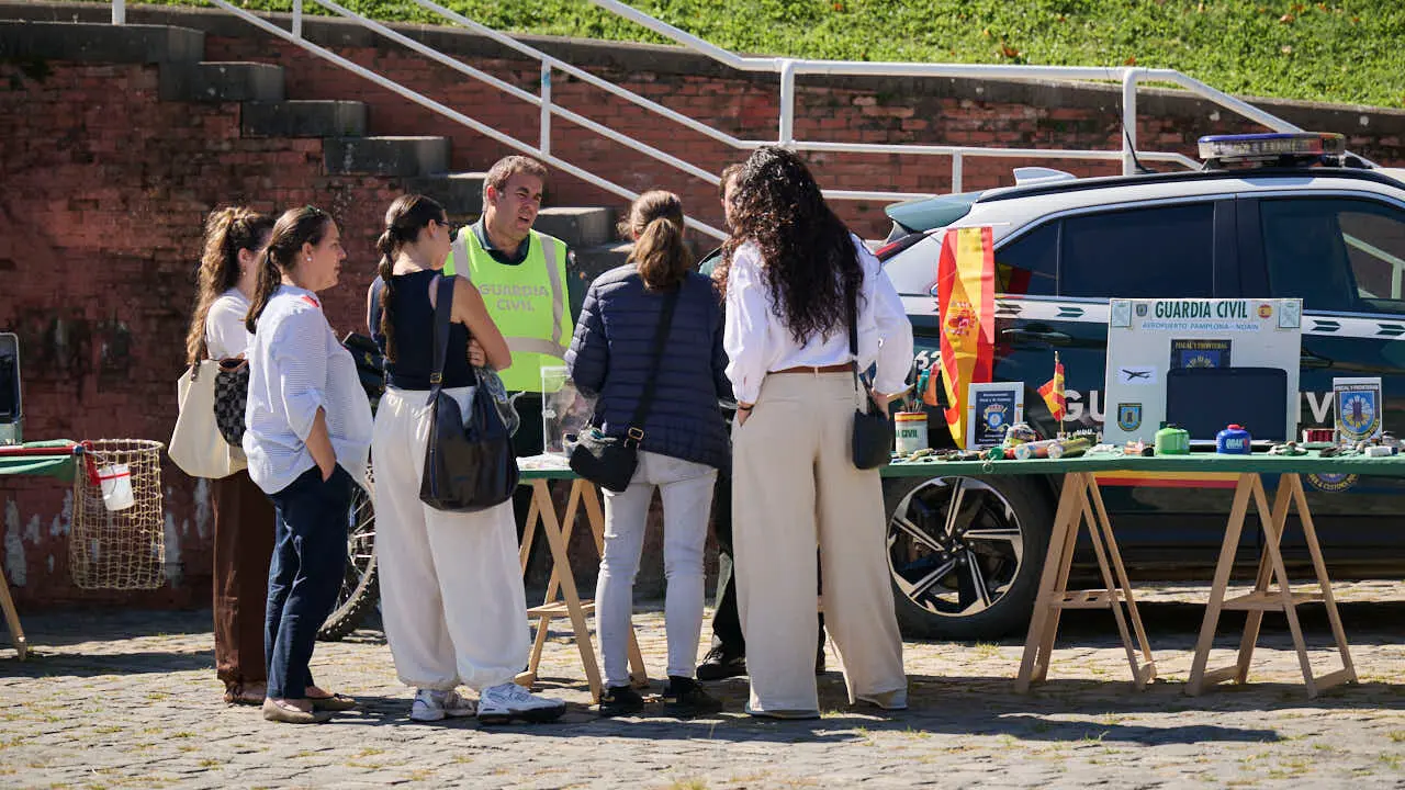 La Guardia Civil de Navarra realiza una exposici&oacute;n de medios con motivo de la festividad de la Virgen del Pilar. PABLO LASAOSA