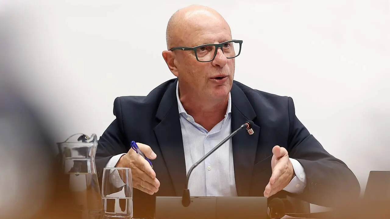 El consejero de Educaci&oacute;n del Gobierno de Navarra, Carlos Gimeno, ha comparecido este mi&eacute;rcoles en comisi&oacute;n parlamentaria para informar sobre el Estudio PISA 2025. EFE/Villar L&oacute;pez/ ARCHIVO