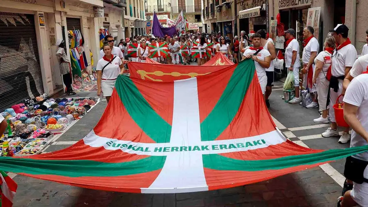 Una manifestaci&oacute;n en la que han estado representados colectivos como Ernai y pe&ntilde;as de Pamplona ha reclamado este martes la independencia del Pa&iacute;s Vasco y ha reivindicado el "antifascismo" durante su recorrido por el Casco Viejo de la capital navarra. La marcha ha partido de Mercaderes, ha recorrido Estafeta y ha llegado a la plaza de toros. Durante todo el recorrido, entre varios de los asistentes, han portado desplegada una gran bandera de Navarra y otra gran ikurri&ntilde;a en la que se pod&iacute;a leer 'Pa&iacute;s Vasco decide'. Otros de los participantes portaban versiones m&aacute;s peque&ntilde;as de esa misma ikurri&ntilde;a con el mismo texto. EFE/ Jes&uacute;s Diges