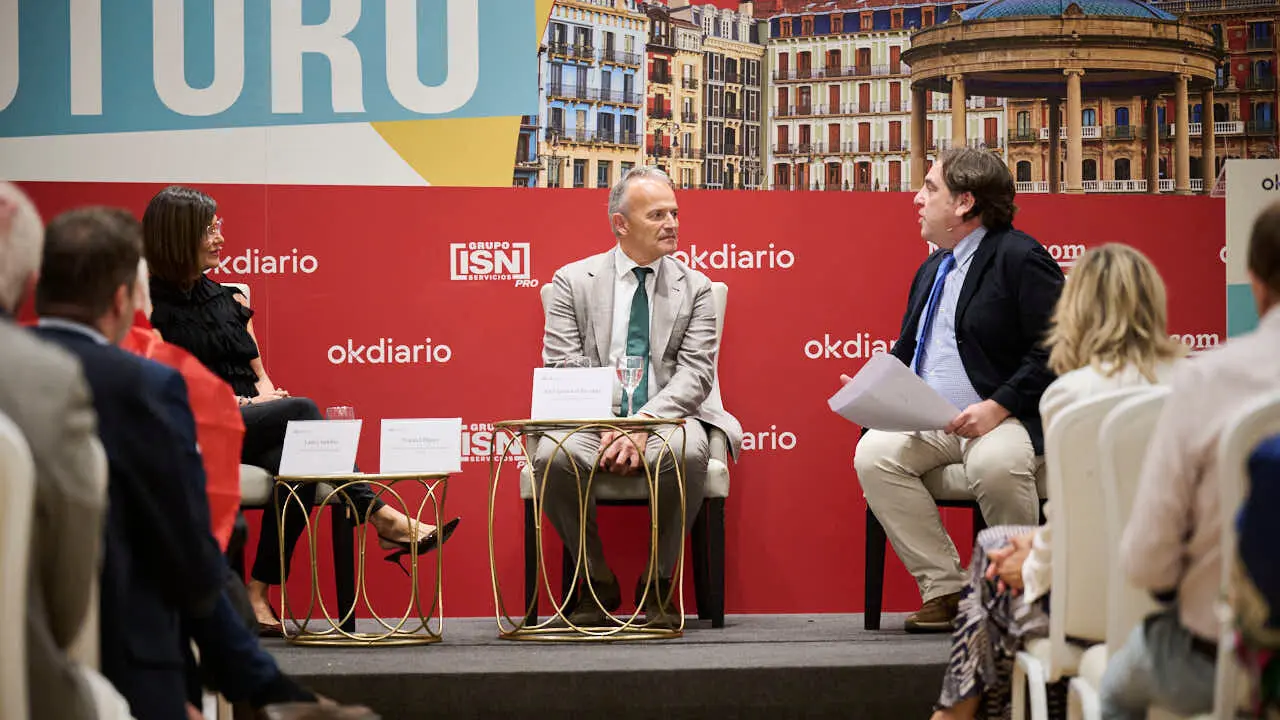 Laura Sand&uacute;a, directora general de aceites Sand&uacute;a y Manuel Piquer, presidente de la Confederaci&oacute;n Empresarial de Navarra poarticipan en el evento 'Navarra Presente y Futuro' en el Hotel 3 Reyes de Pamplona. PABLO LASAOSA